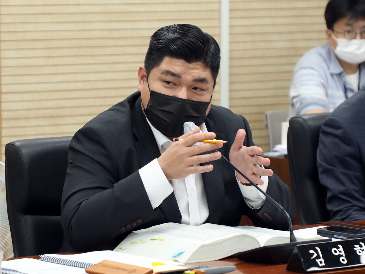 세종시시설관리동단에 대한 행감에서 질의하고 있는  김영현 의원. /세종시의회 제공