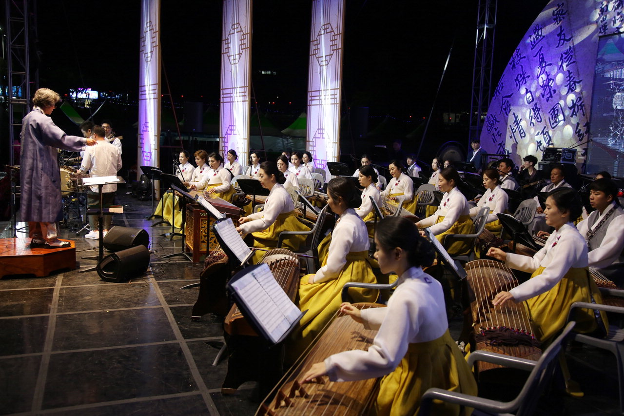 난계국악단이 아름다운 국악을 연주하고 있다.