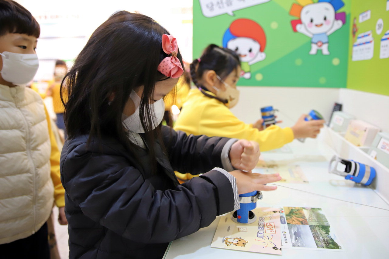 충북도선거관리위원회는 12일 마주어린이집 원생을 대상으로  '어린이 선거마을 프로그램'을 진행했다./충북도선거관리위원회