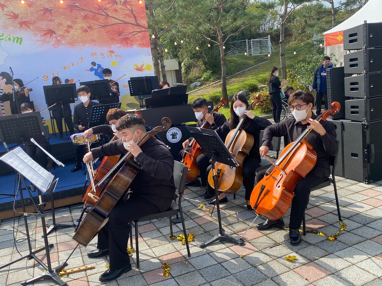 루아오케스트라가 정식 창단식을 갖기 전 지난 10월 12일 충북도 특수교육원 장애인 직업박람회에서 첫 공연을 선보였다.
