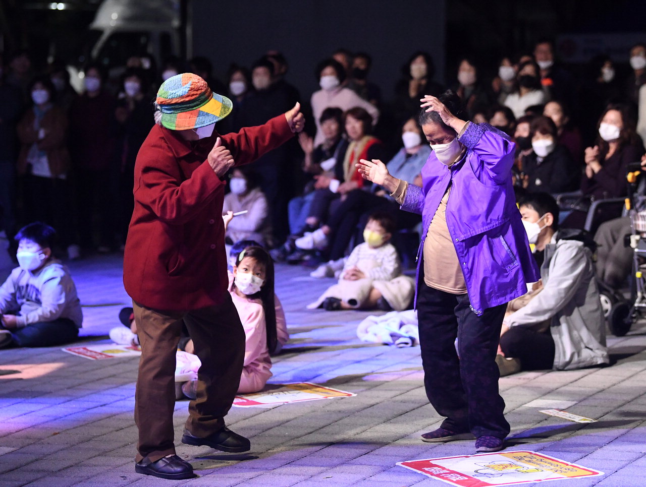 14일 청주시 서원구 원마루공원에서 열린 '2022 가을음악회'에서 시민들이 춤을 추며 공연을 즐기고 있다./김명년