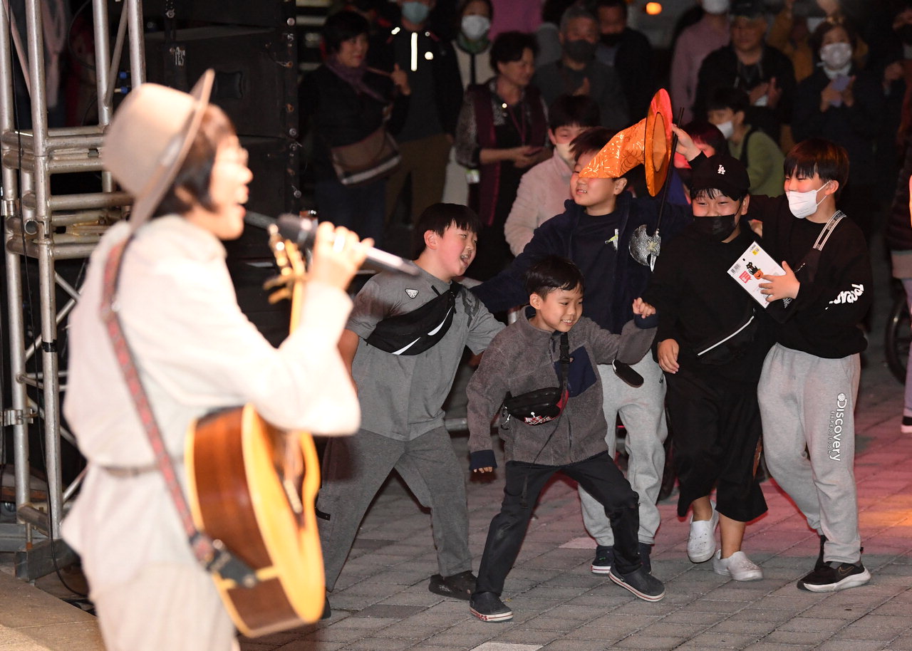  14일 청주시 서원구 원마루공원에서 열린 '2022 가을음악회'에서 아이들이 춤을 추며 즐거운 시간을 보내고 있다. /김명년