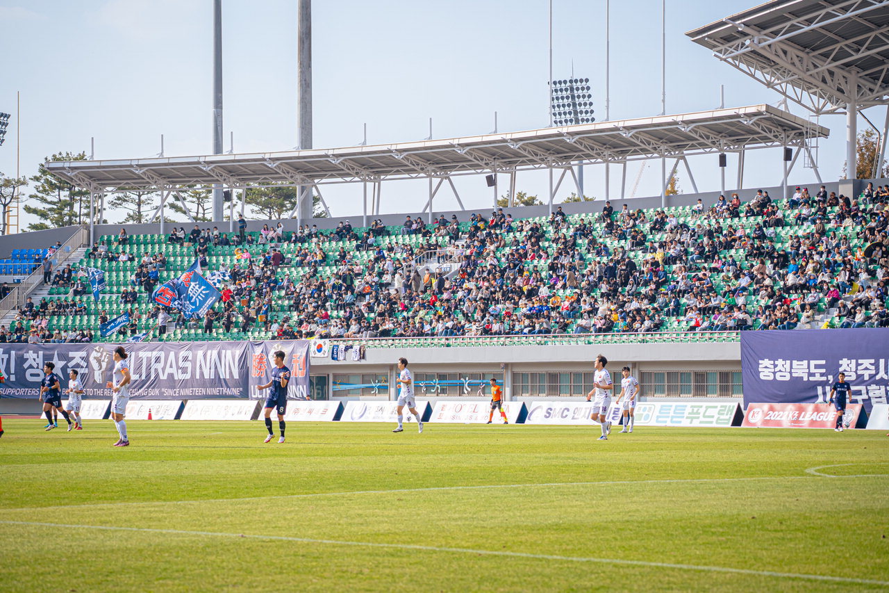 청주 FC가 지난 23일 역대 최다관중을 기록하며 마지막 홈경기를 치렀다. /청주FC