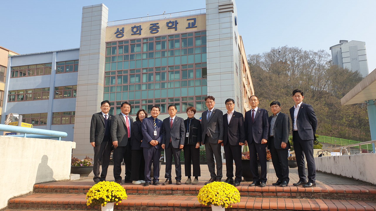 충북도의회 교육위원회는 10일 성화중학교를 방문해 현장확인을 실시했다.