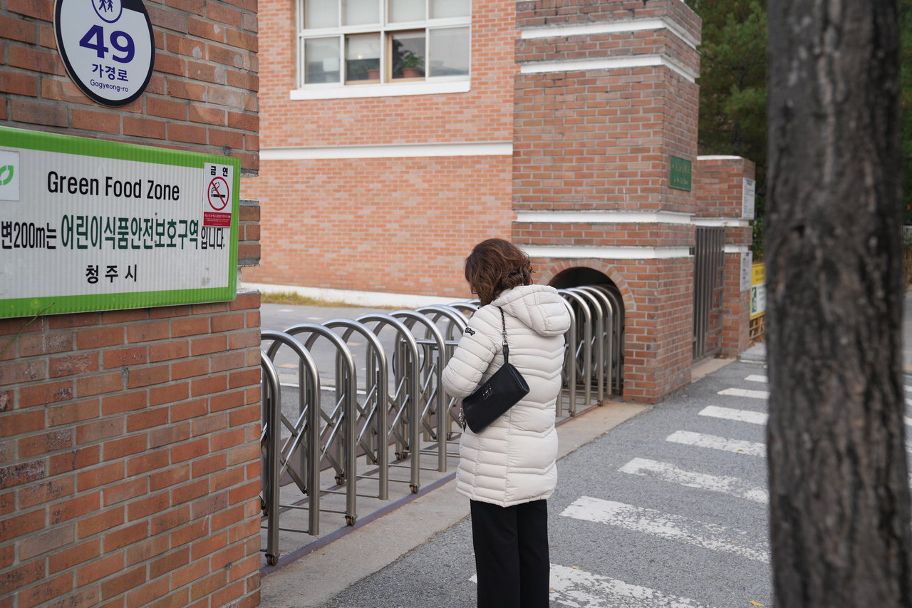 문이 닫힌 서원고등학교 앞에서 한 학부모가 자녀가 들어간 교실을 쳐다보며 기도하고 있다. /이성현