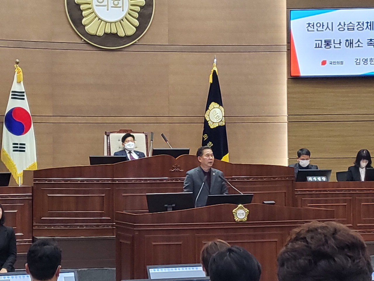 사진설명 21일 천안시의회 제255회 제2차 정례회에서 김영한 의원이 5분발언을 하고 있다. /황인제