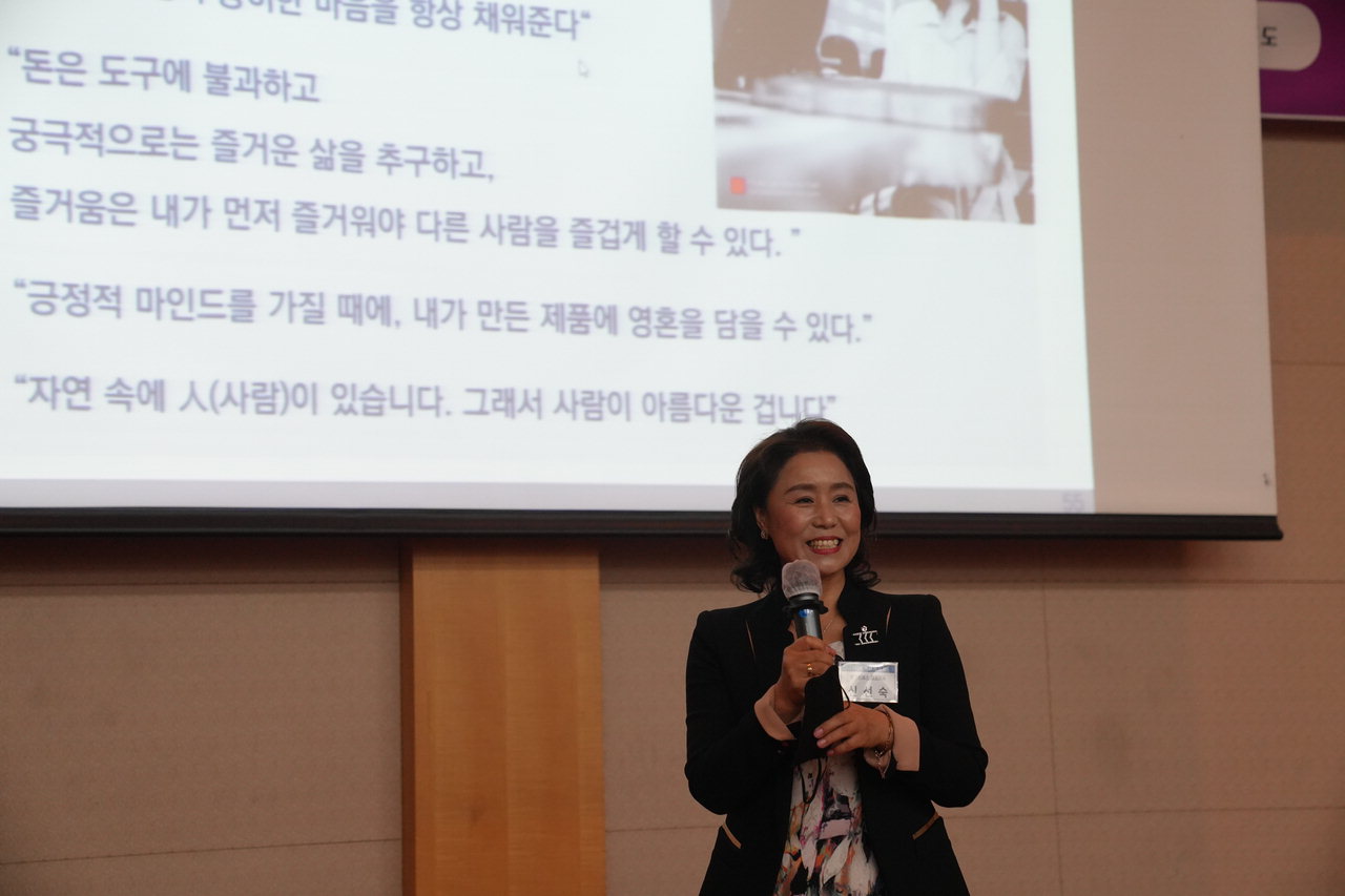 신선숙 엔엠에스 대표가  24일 열린 '제 237차 월례강연회'에서  설명하고 있다. /박건영