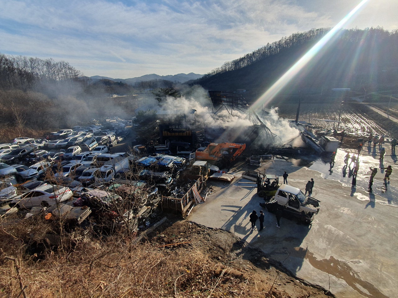 30일 오후 2시 32분께 충북 괴산군 문광면의 한 폐차장에서 화재가 발생했다. / 충북도소방본부