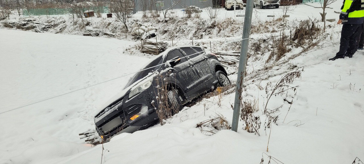 21일 오전 9시31분께 충북 음성군 음성읍의 한 도로에서 A씨가 몰던 SUV차량이 빙판길에 미끄러지면서 길 아래로 전도됐다. / 충북도소방본부