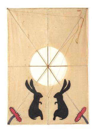 토끼 그림 방패연(Shield-shaped Kite with Rabbit Drawing) 세로 57, 가로 40, 1960년 이후, 최상수 기증, 방패연으로 가운데 방구멍을 중심으로 하단 중앙부에 토끼 두 마리를, 양 귀에 불로초를 그려 넣었다. /국립민속박물관