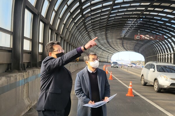 김응오 서원구청장(왼쪽)이 3일 개신오거리 고가차도 방음터널 시설물 점검을 하고 있다.