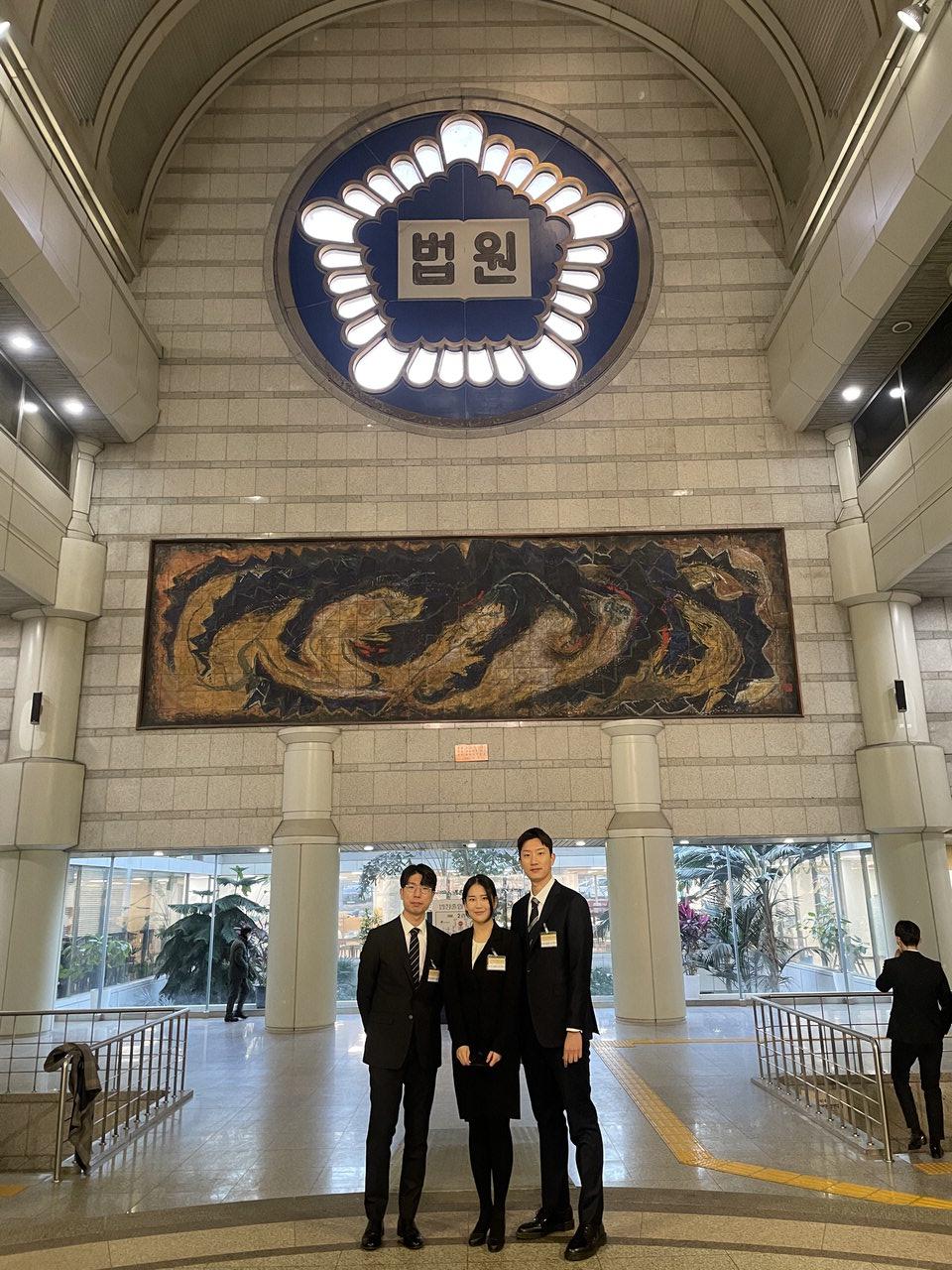 충북대 법학전문대학원 14기 학생들이 제14회 가인법정변론경연대회 민사부문에서 청연상을 수상했다.