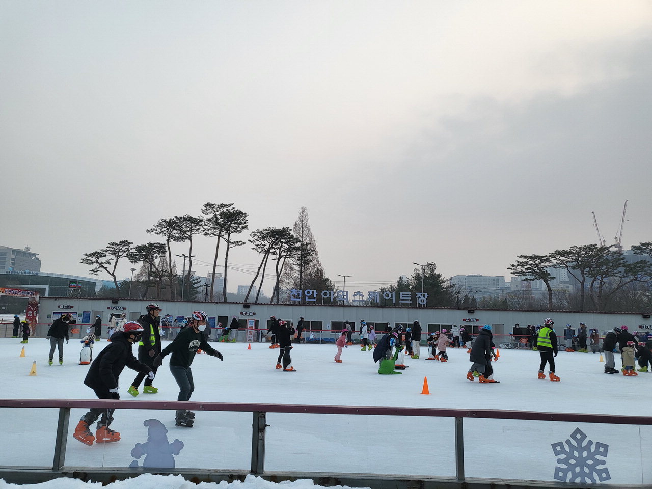 천안야외스케이트장에서 아이들이 속도를 즐기며 스케이트를 타고 있다. /황인제