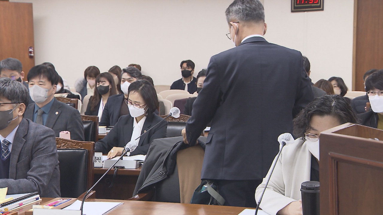 김상열 단재교육연수원장이 김현문 도의회 교육위원회 위원장의 퇴장명령에 회의장을 나가고 있다.