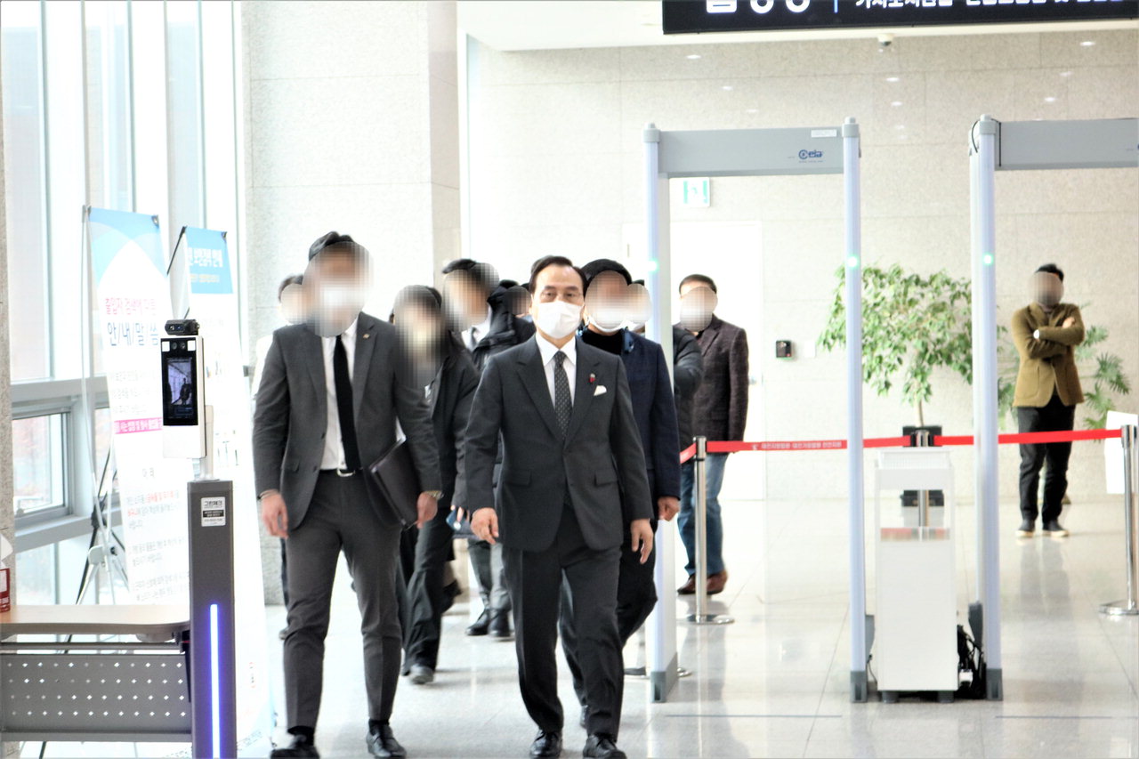 박상돈 천안시장이 18일 대전지방법원 천안지원에서 재판을 받고 나오고 있다.