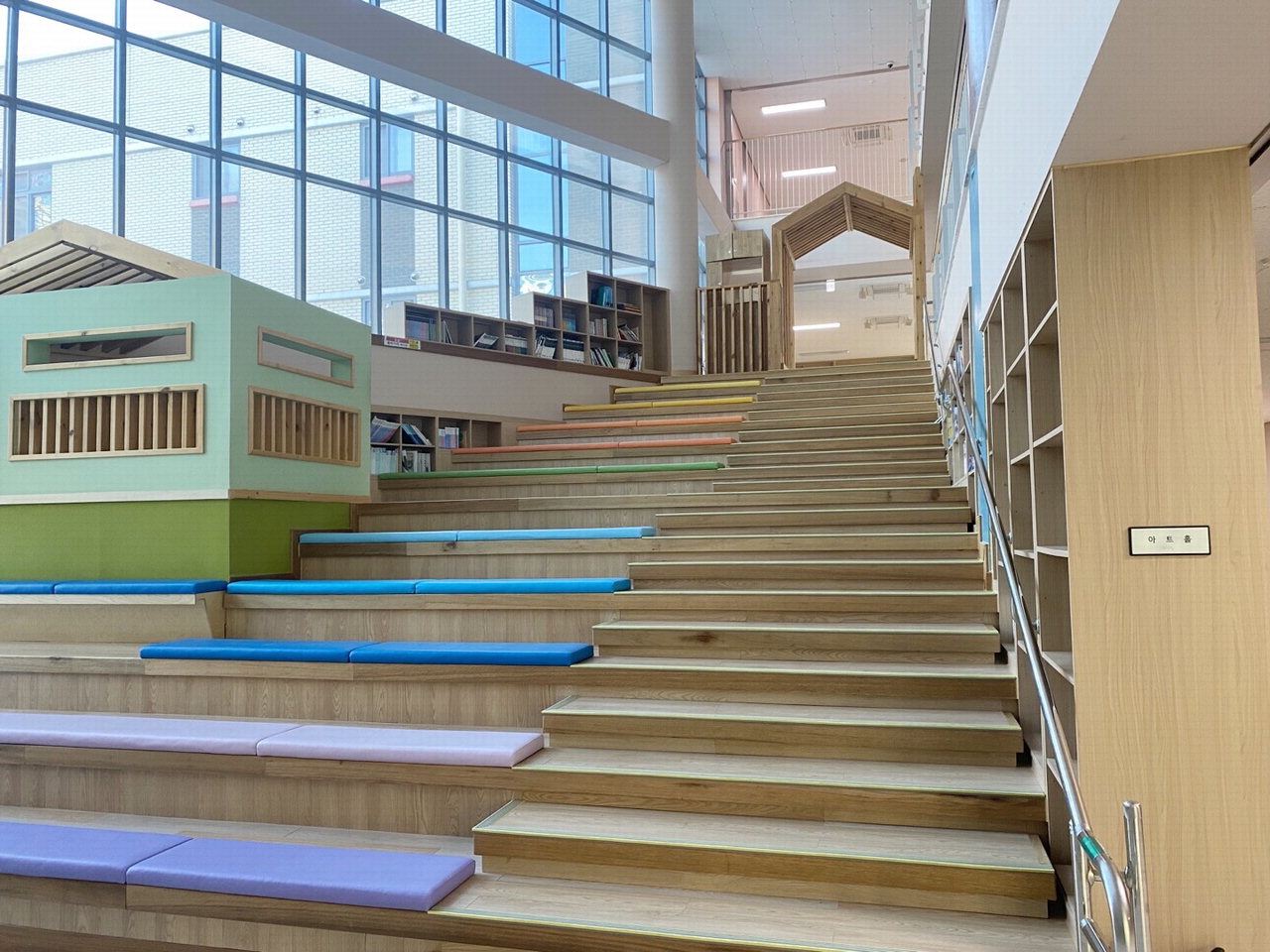 솔빛초 학생들의 실내 놀이시설인 '아트홀'은 파스텔톤의 디자인과 높은 층고를 자랑한다. / 표윤지