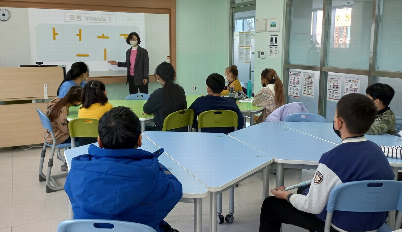 충북국제교육원 다문화교육지원센터에서는 올해 말까지 중도입국 청소년과 외국인 학생들의 학교 적응을 돕기 위해 '한국어 디딤돌과정'을 운영한다.
