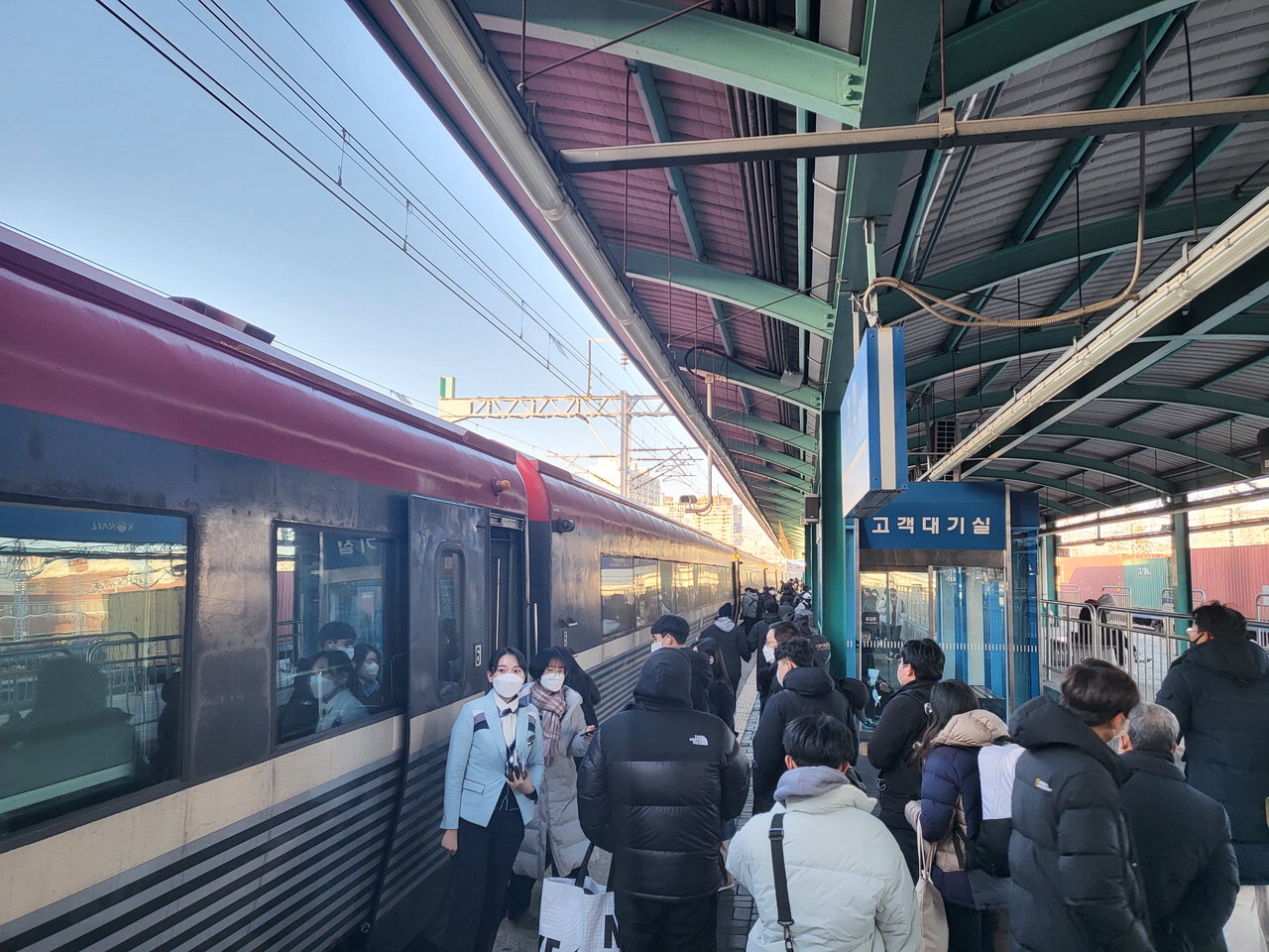 설 연휴를 하루 앞둔 20일 천안역 승강장에서 귀성객들이 고향으로 향하는 열차에 탑승하고 있다. /황인제