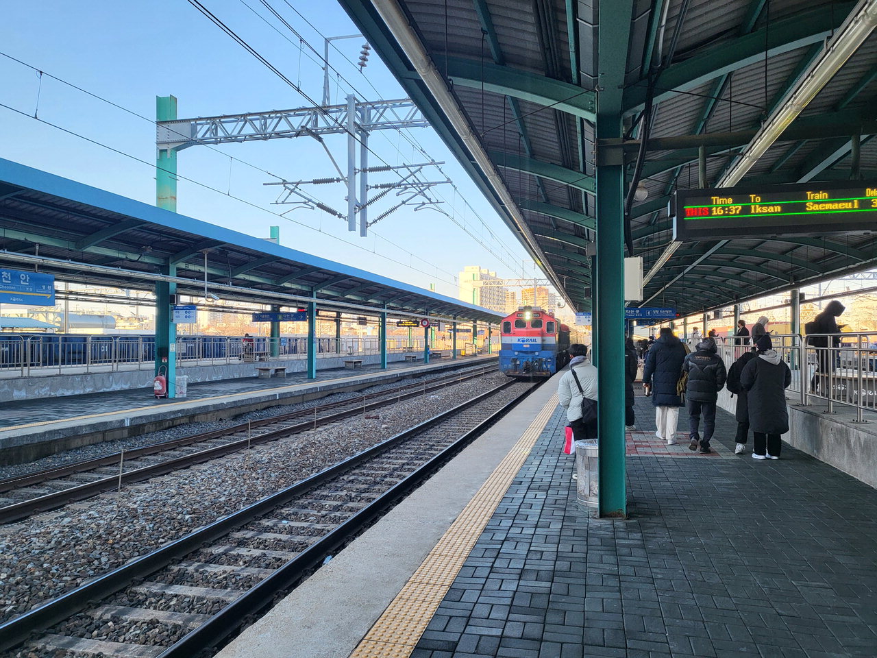 .설 명절을 하루 앞둔 20일 고향을 향하는 열차가 천안역 플랫폼에 들어오고 있다. /황인제