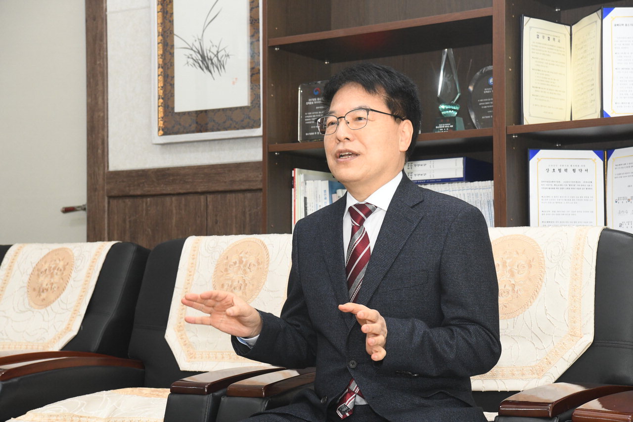 올해 1월 2일 취임한 정선욱 청장이 중소기업 및 소상공인 지원 방향에 대해 설명하고 있다./박상철