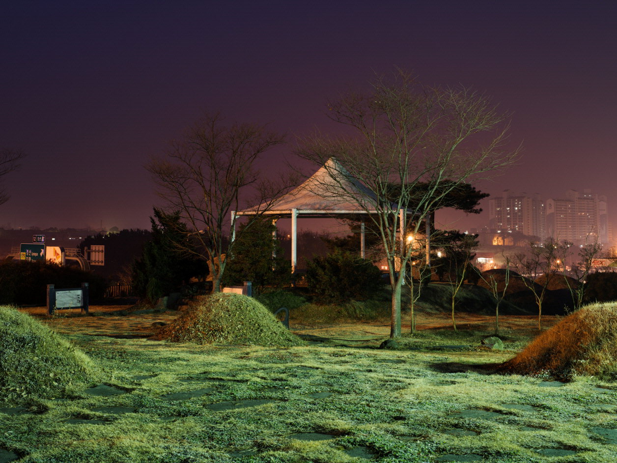 홍진훤 작 '마지막 밤(들) #06 경부고속도로 경산휴게소' 2014, 라이트박스, 107×142cm
