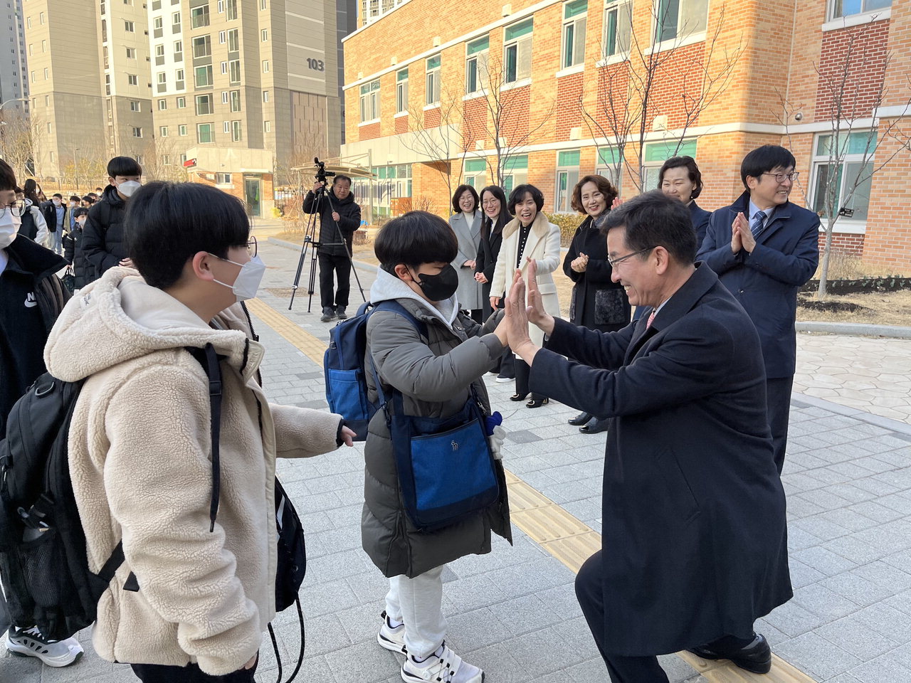 윤건영 충북도교육감이 2일 용아초등학교를 방문해 등교하는 학생들과 하이파이브를 하고 있다. / 이지효
