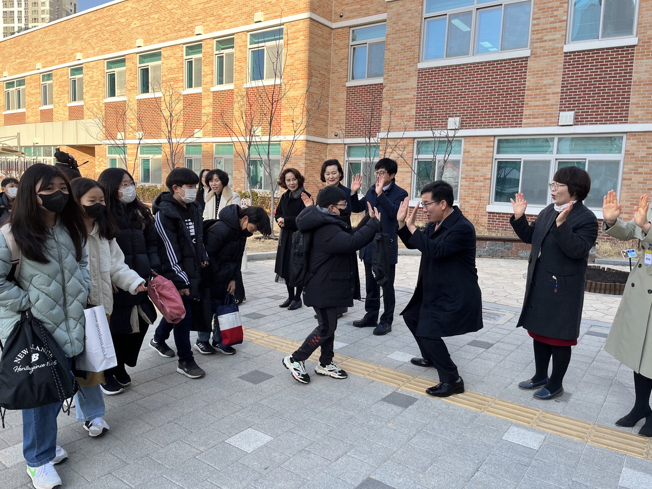 윤건영 충북도교육감이 2일 용아초등학교를 방문해 등교하는 학생들과 하이파이브를 하고 있다. / 이지효