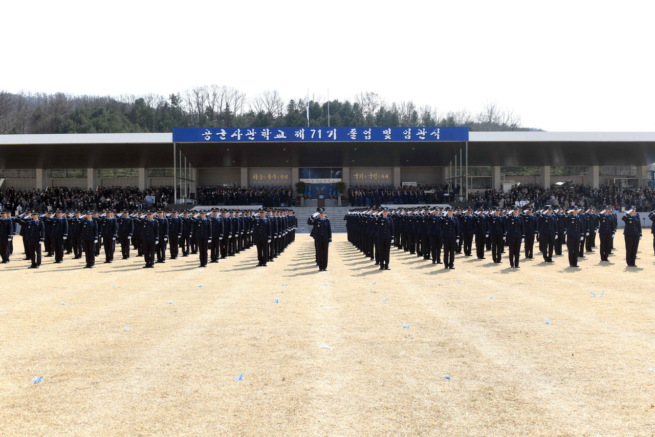 공군사관학교는 8일 성무연병장에서 4년의 사관생도 과정을 수료한 190명을 대상으로 '공군사관학교 제71기 졸업 및 임관식'을 실시했다. / 공군사관학교