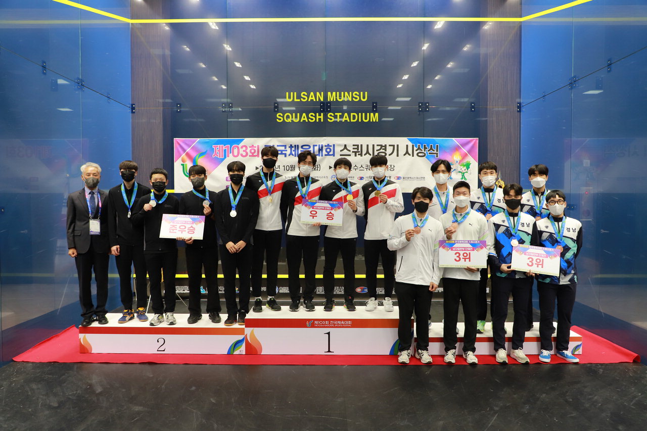 지난해 전국체육대회에서 우승을 차지한 남자 스쿼시팀이 시상식 후 기념촬영을 하고 있다./충북체육회