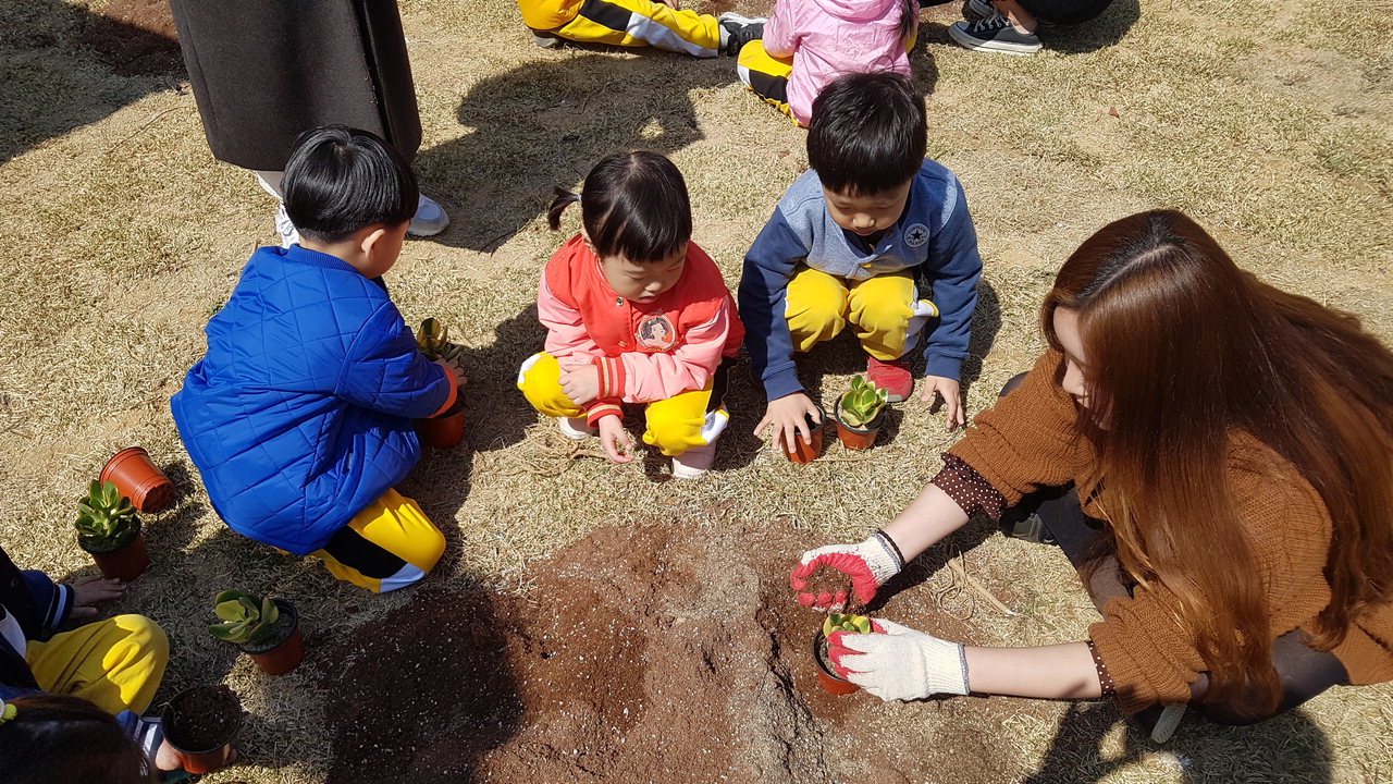 어린이들이 화분만들기 프로그램에 참여해 화본을 만들고 있다.