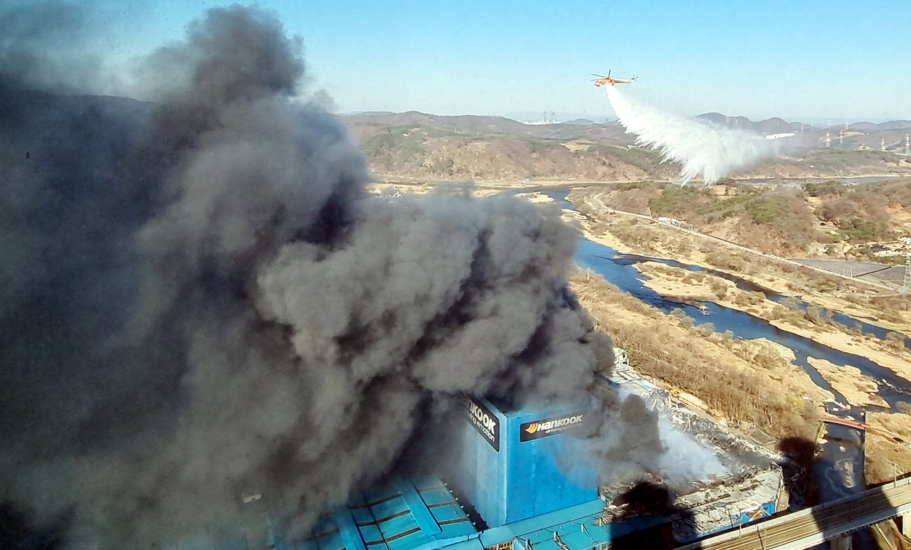 헬기진화 - 13일 오전 9시 15분께 한국타이어 대전공장에서 발생한 화재진압을 위해 소방헬기가 방수를 하고 있다. /신동빈