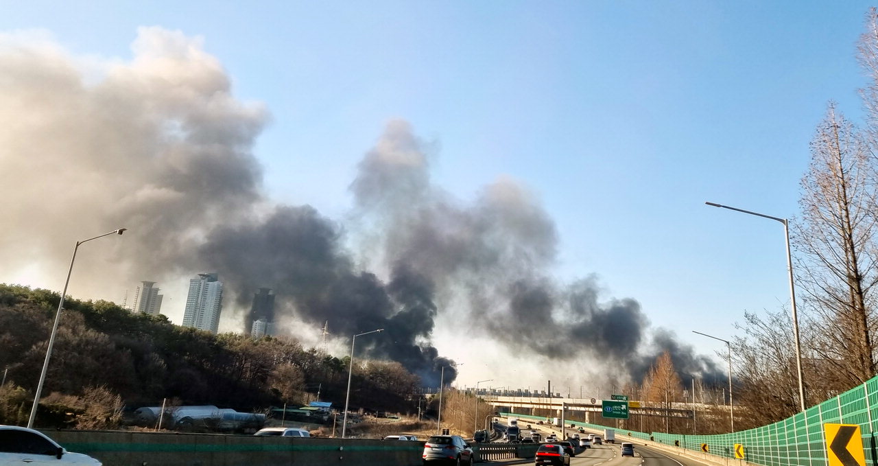  13일 오전 한국타이어 대전공장 화재로 발생한 연기가 인근 고층아파트로 향하고 있다. /신동빈