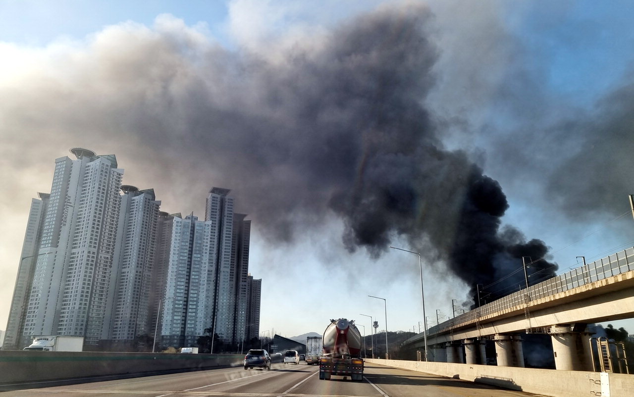 13일 오전 한국타이어 대전공장 화재로 발생한 연기가 인근 고층아파트로 향하고 있다. /신동빈