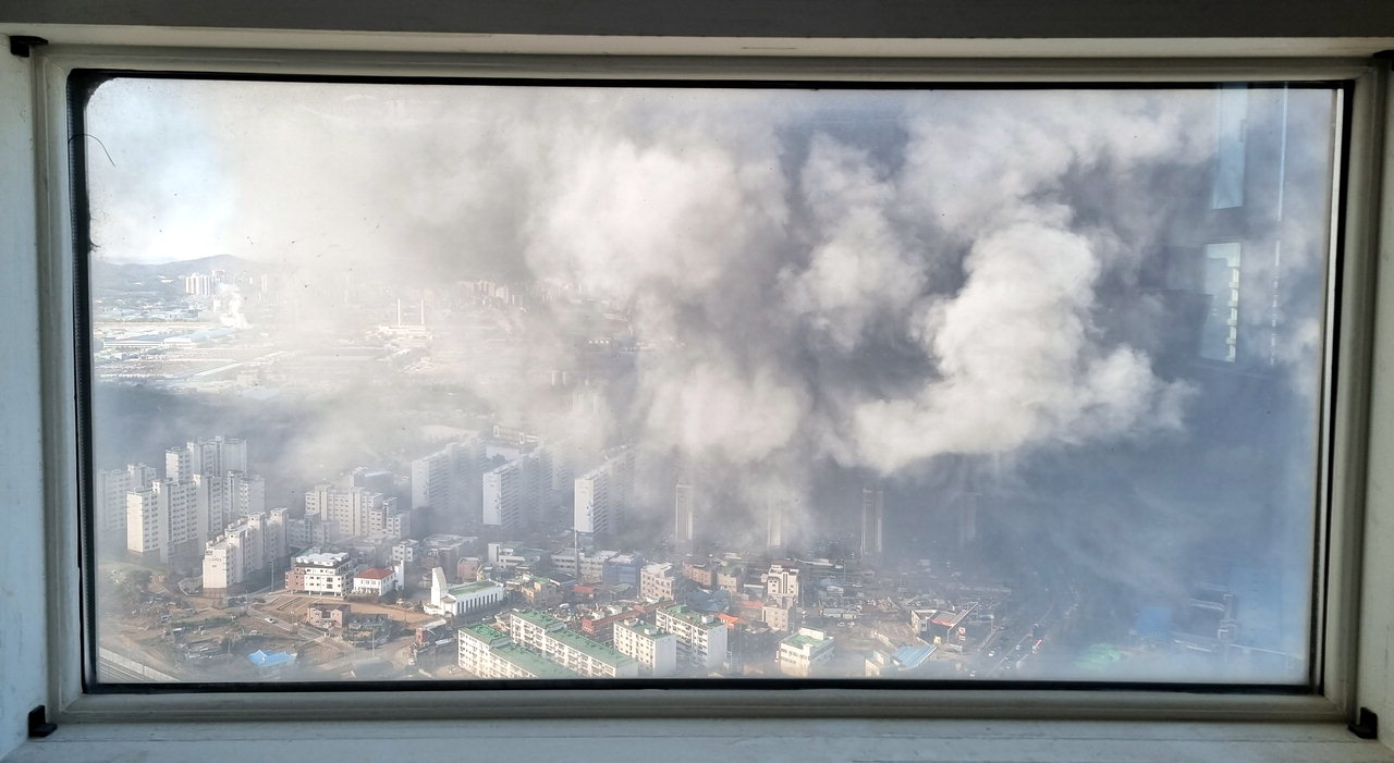 13일 오전 9시 15분께 한국타이어 대전공장 화재로 발생한 연기가 대전시 대덕구 신탄진동 일원을 뒤덮고 있다. /신동빈