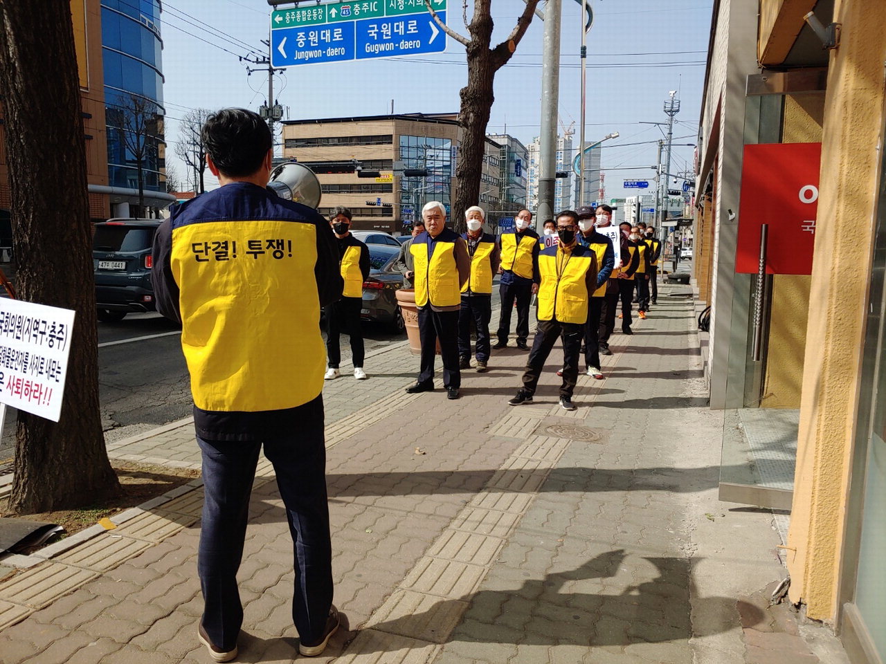 주덕읍 조동·창동마을 주민들이 집회를 갖고 송전탑 백지화를 요구하고 있다.