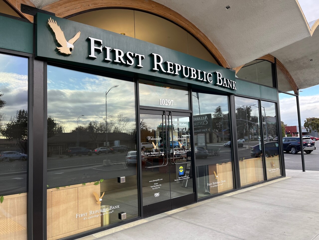 지난 13일 오전(현지시간) 미국 캘리포니아주 쿠퍼티노에 위치한 미국 퍼스트 리퍼블릭 은행 지점 모습. 이 은행은 SVB에 이어 위기설이 나오면서 이날 주가가 60% 폭락했다. /연합뉴스