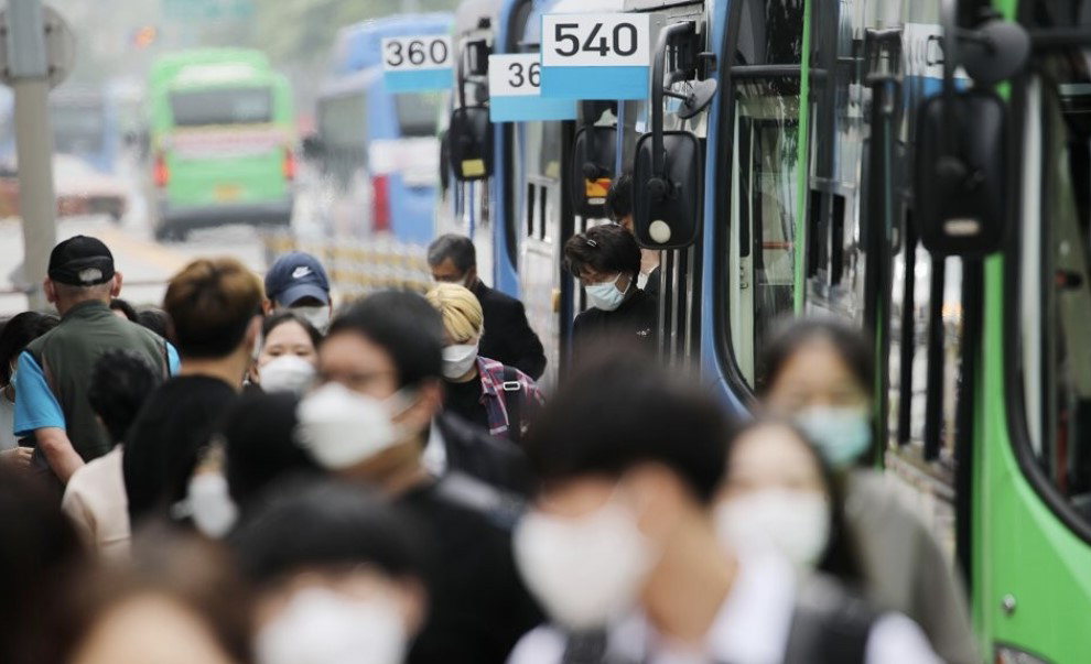오는 20일부터 대중교통 마스크 착용이 해제된다. 사진은 마스크를 착용하고 대중교통을 이용하는 시민들의 모습. /연합뉴스