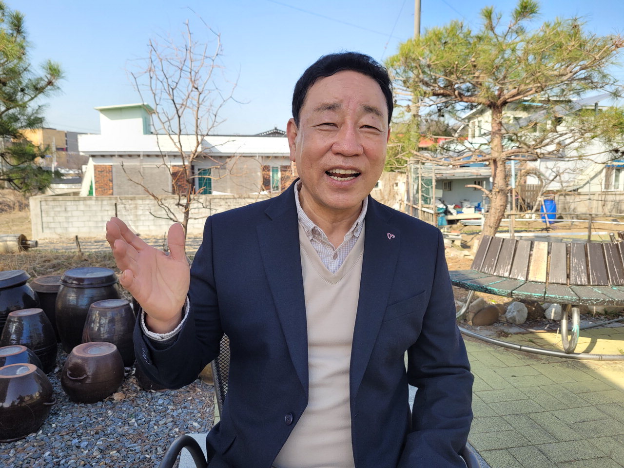 진기용 용두동 주민자치위원회 부위원장이 지난 20일 신백동 한 카페에서 본보와 인터뷰하고 있는 모습.