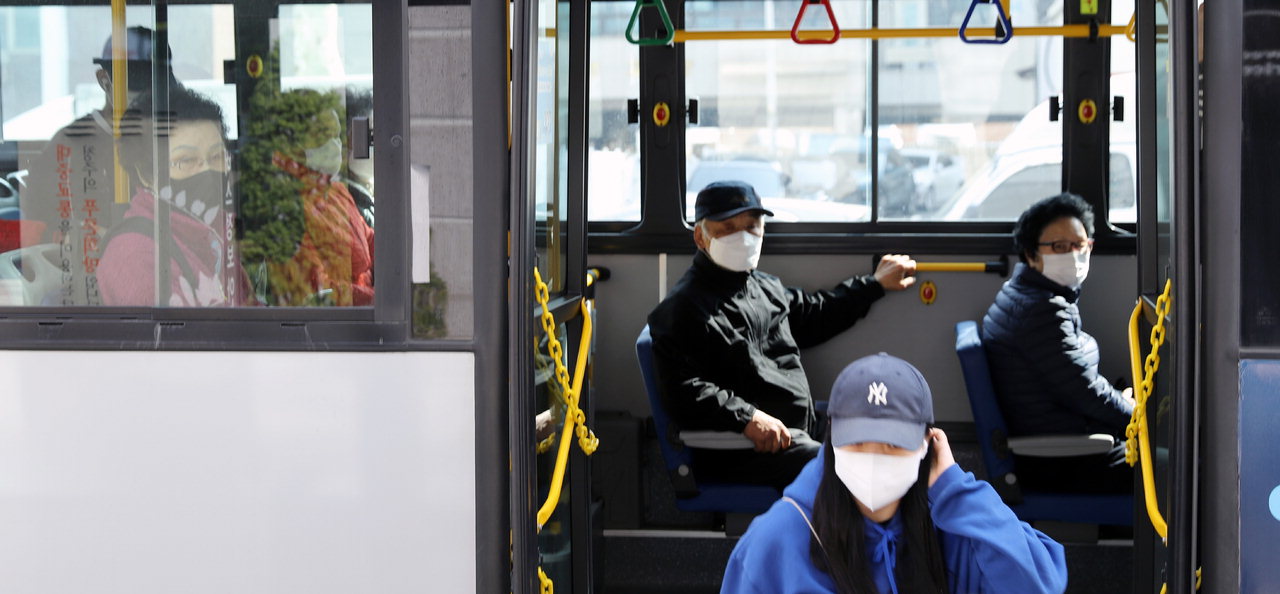 대중교통 내 마스크 착용 의무 해제 첫날인 20일 오전 10시께 버스 내부에서 시민들이 여전히 마스크를 착용하고 있다. / 이재규