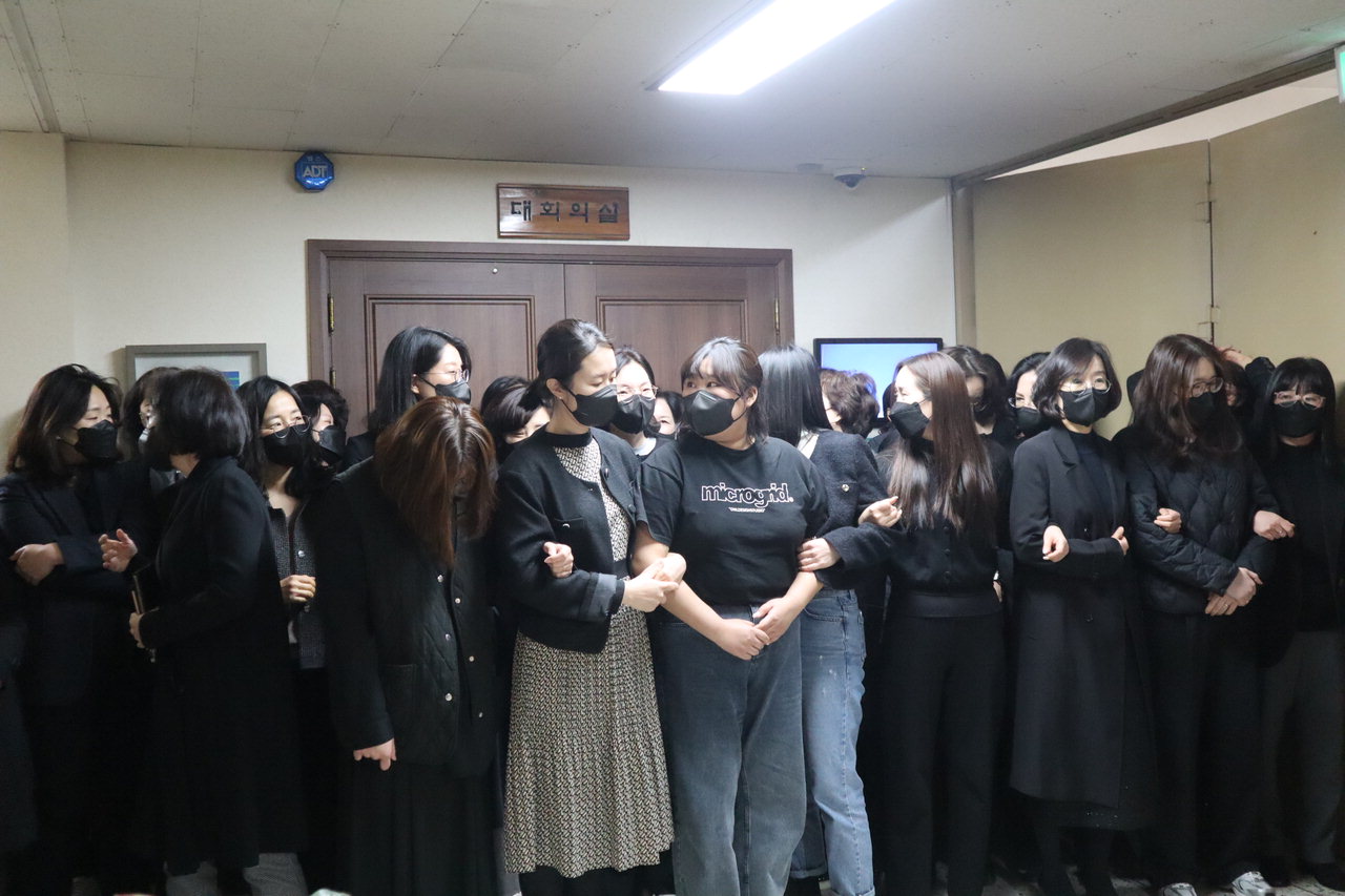충청대 교직원들이 이사회 개최를 저지하기 위해 학교 본관 3층에 모여 집단행동을 하고 있다./ 이지효