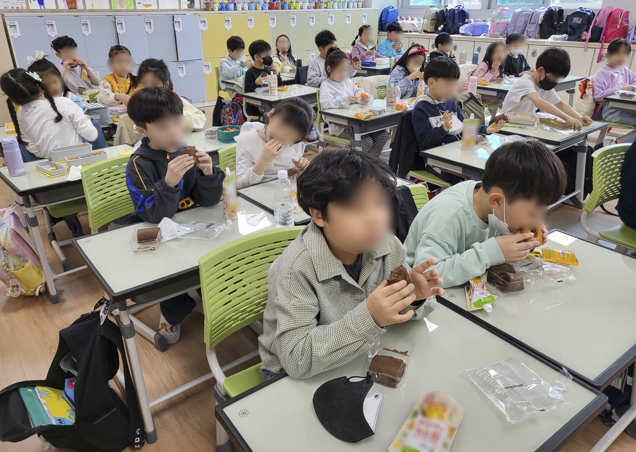 학교비정규직 노동자들이 31일 총파업하면서 충북지역 학교급식이 빵과 우유 등 대체 급식으로 이뤄졌다. / 이지효