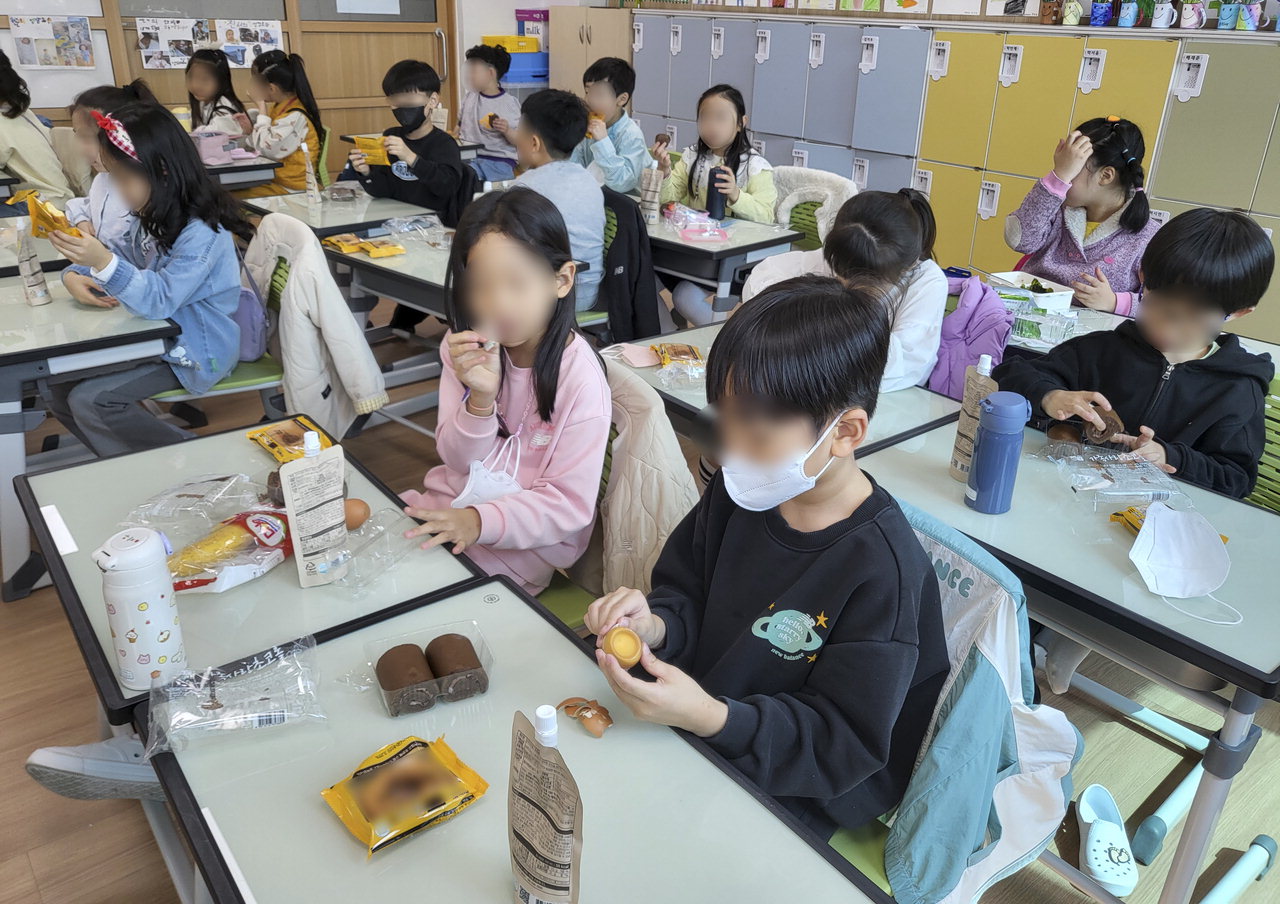 학교비정규직 노동자들이 31일 총파업하면서 충북지역 학교급식이 빵과 우유 등 대체 급식으로 이뤄졌다. / 이지효