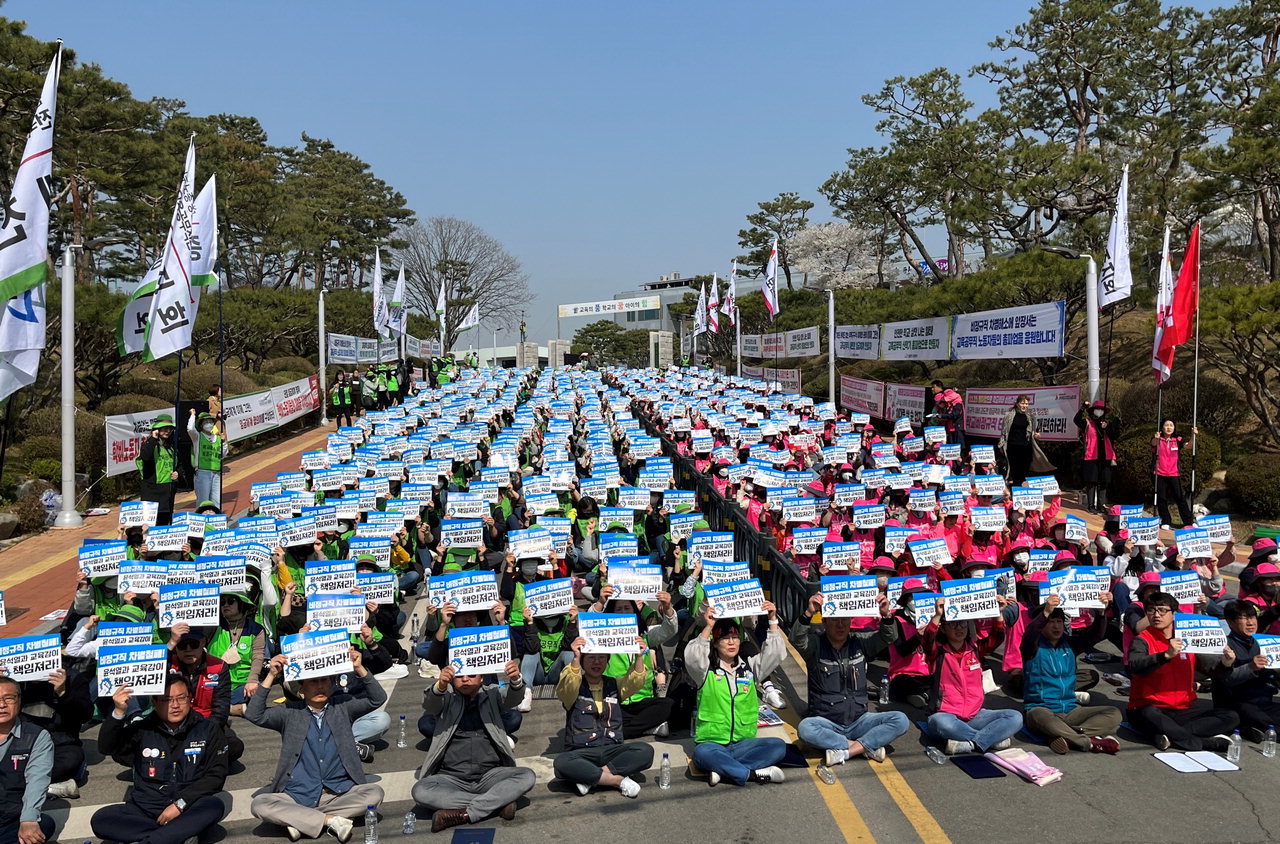 충북학교비정규직연대회의 500여명의 노동자들은 31일 오전 충북도교육청 정문 앞에서 임금차별 철폐를 요구하며 집회를 열었다. / 이지효