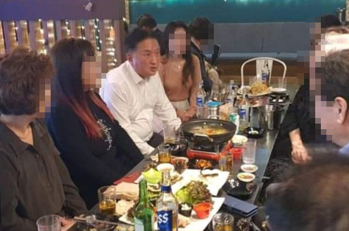 김영환 충북지사가 지난 30일 밤 충주의 한 식당에서 술자리를 갖고 있다. /독자제공