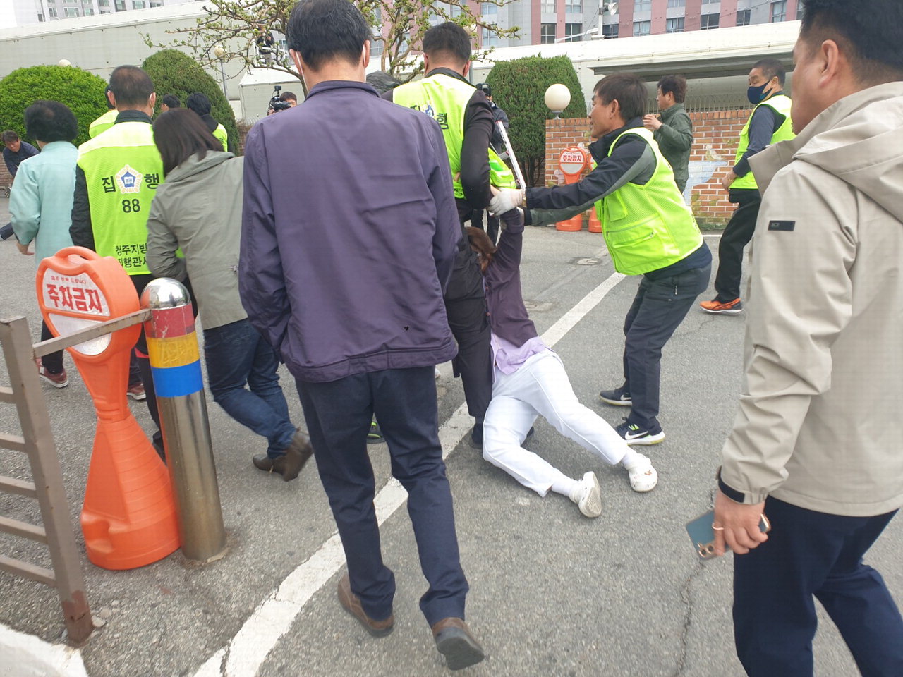 청주시와 청주지방법원이 4일 청주병원 장례식장과 주차장을 대상으로 강제집행에 들어가면서 저항하는 병원 직원들과 충돌했다.
