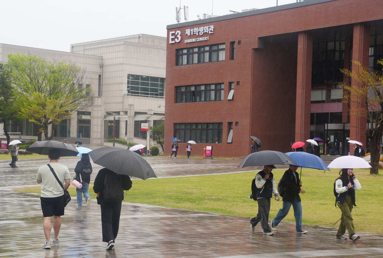 비가 내린 5일 충북대학교 교내 거리에서 학생들이 길을 걷고 있다. /이성현