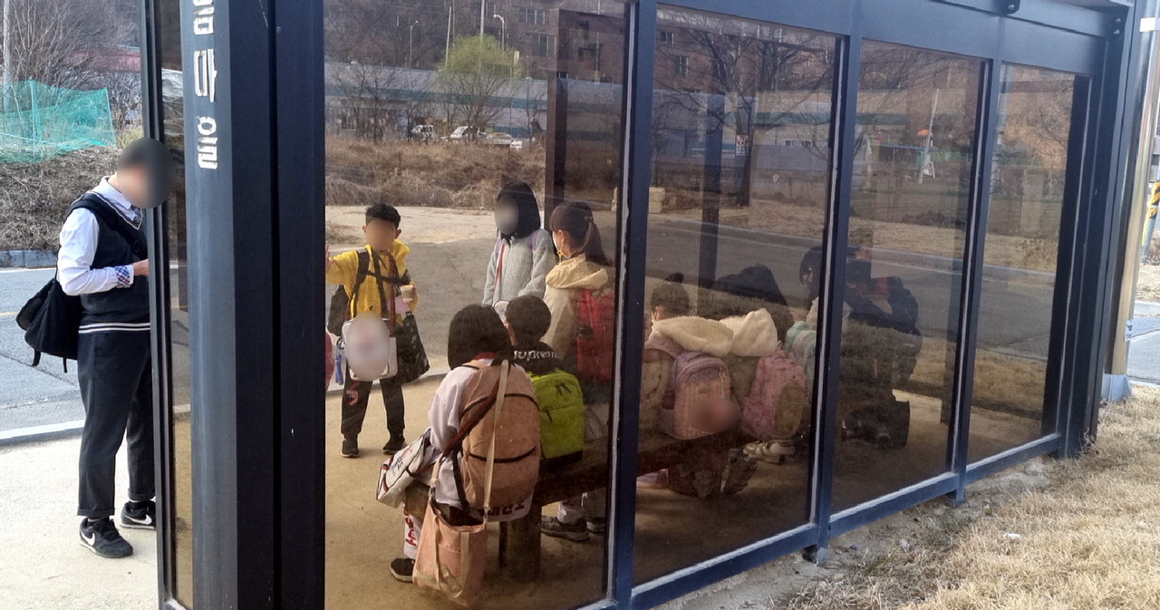 청주해오름마을에서 생활하는 아이들이 학교에 가기 위해 버스를 기다리고 있다. /신동빈