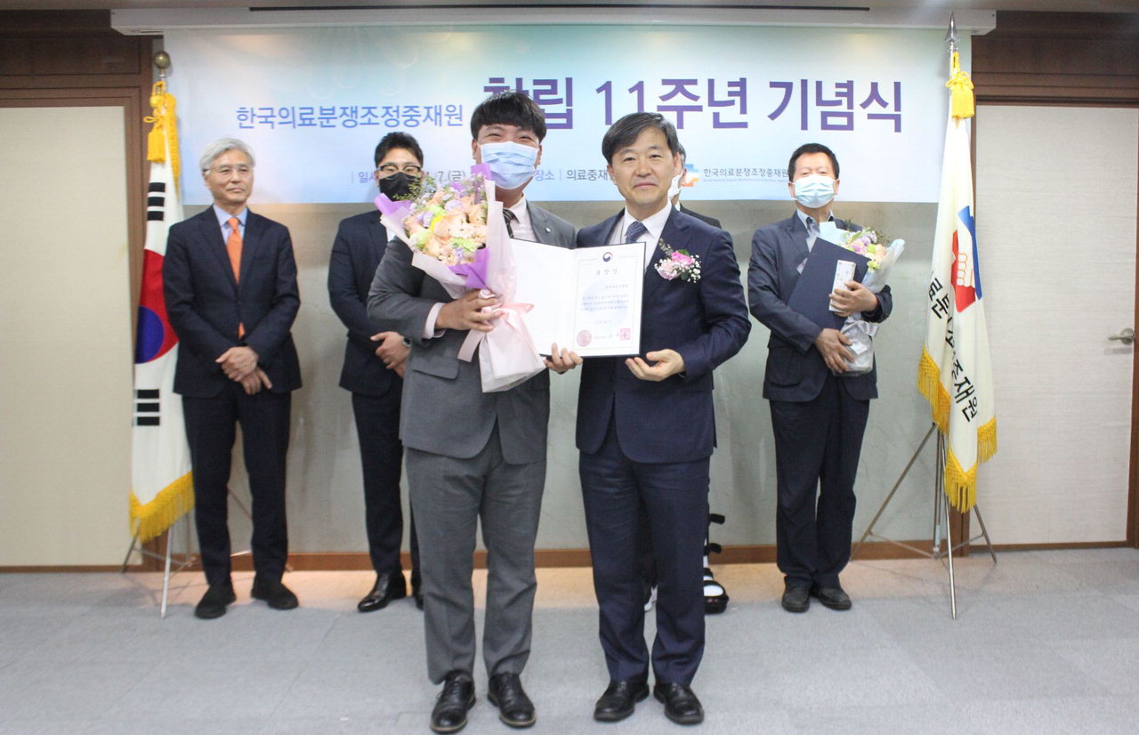 충북대병원은 한국의료분쟁조정중재원 창립 11주년 기념식에서 의료분쟁제도 발전에 기여한 공으로 보건복지부장관 표창을 수상했다고 12일 밝혔다. /충북대병원