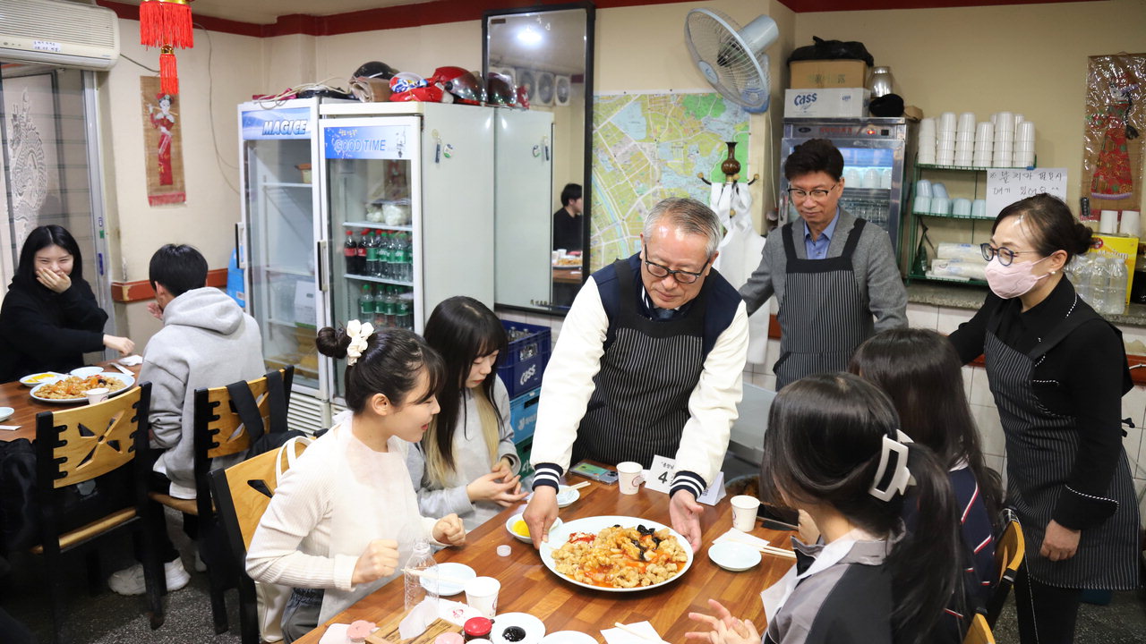 차천수 청주대학교 총장이 14일 오후 대학 중문 인근 중국음식점에서 '블랙데이'를 맞아 학생들과 함께 자장면을 나누며 의견을 듣는 시간을 가졌다.