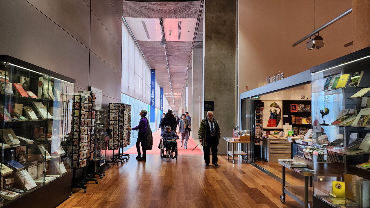 국립 미테랑도서관 내부 전경(1층 로비)